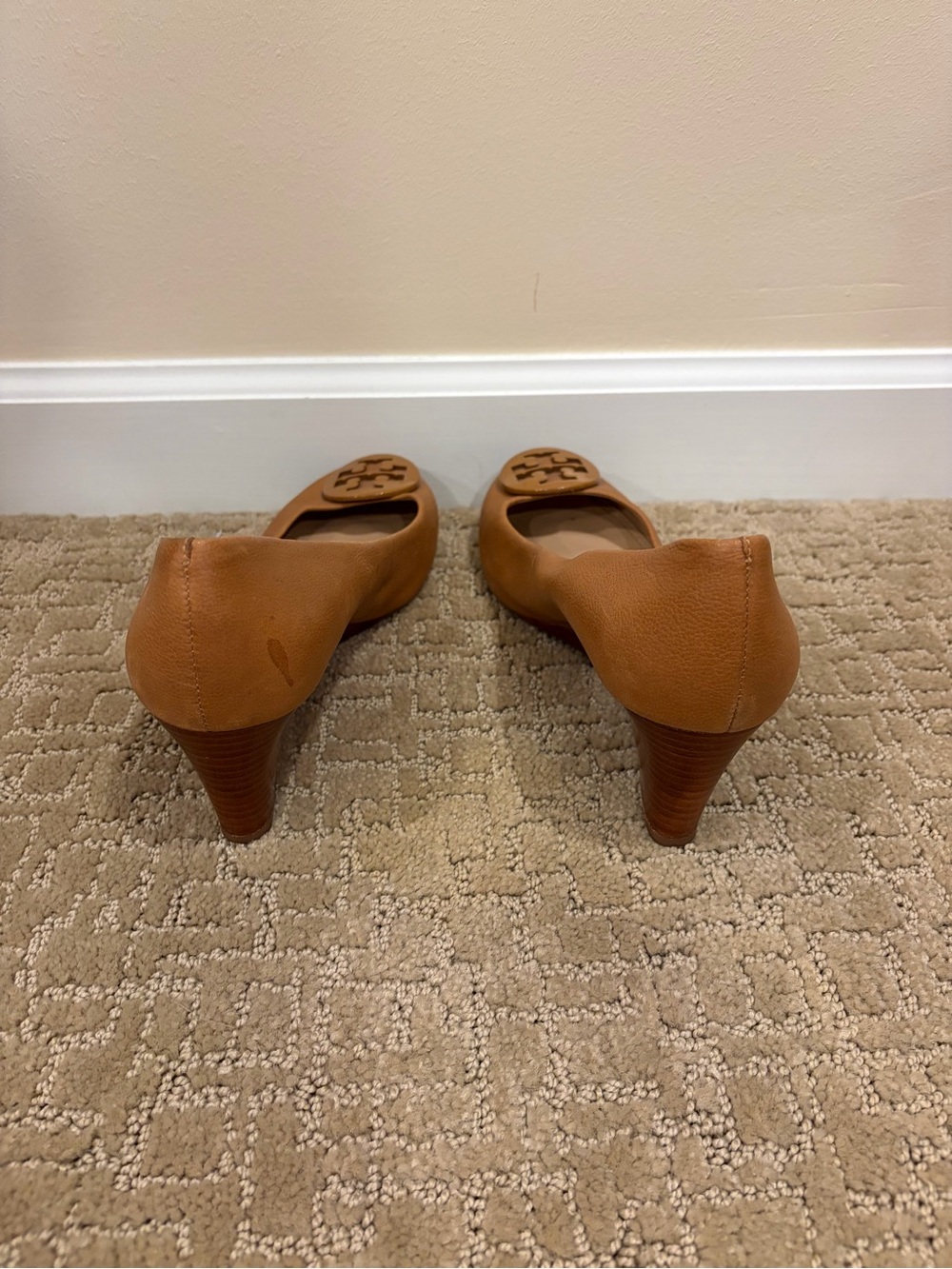 Tory Burch Tan Leather Low Wedge Pumps Size 9 - Picture 4 of 5
